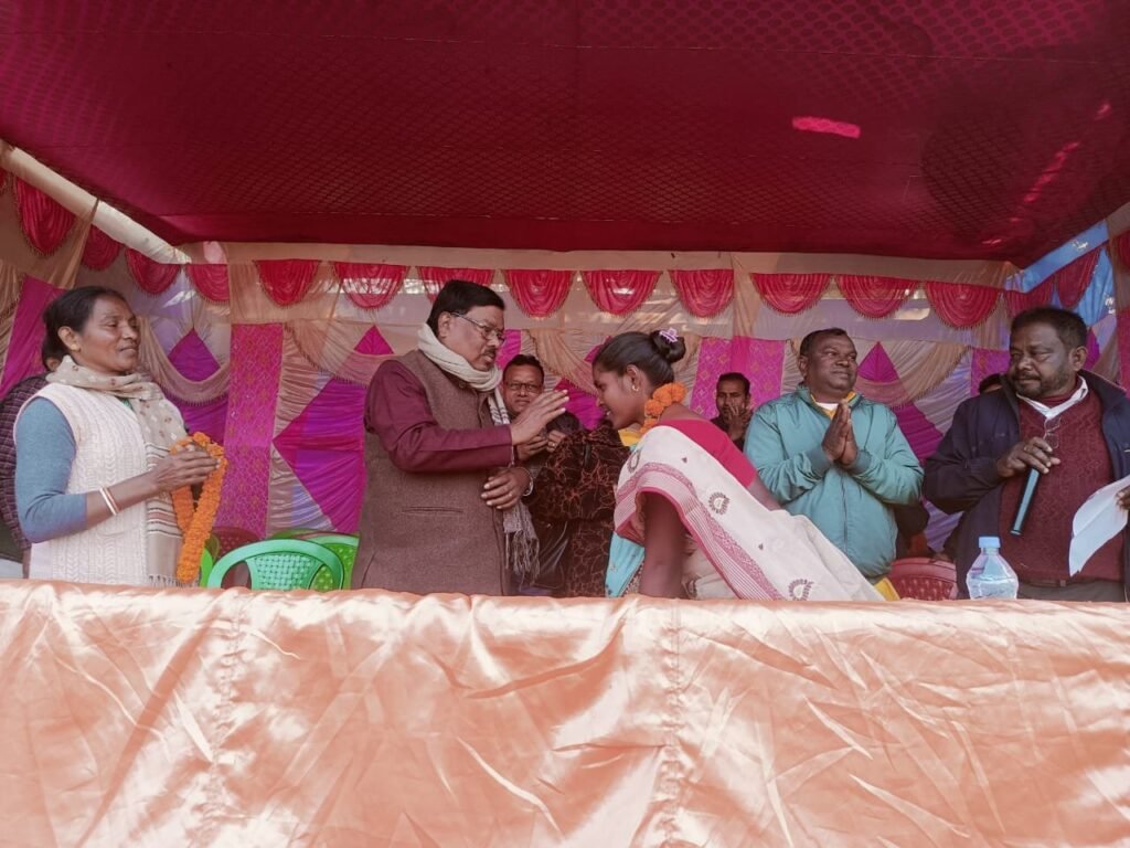 फुटबॉल के फाईनल में पहुंचे महेशपुर विधायक प्रो.मरांडी 14 img 20230120 wa00233094120947881674905