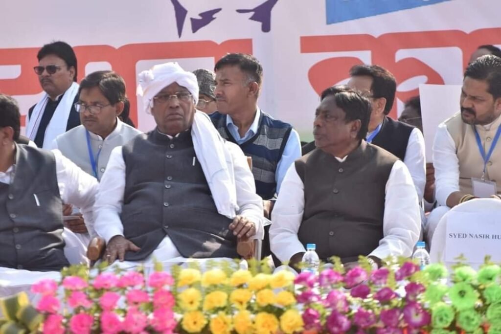कांग्रेस के राष्ट्रीय अध्यक्ष मल्लिकार्जुन खड़गे झारखंड के दौरे पर पहुंचे, भव्य स्वागत, मोदी पर बोला हमला, कहा- मोदी पीएम होकर झूठ बोलते है, अडाणी को हजारों करोड़ों का आदमी बना दिया 10 img 20230211 wa00899011418423764286724