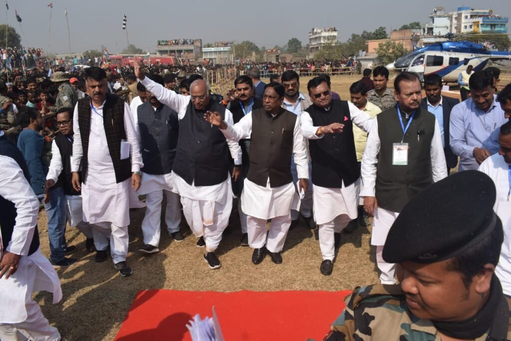 कांग्रेस के राष्ट्रीय अध्यक्ष झारखंड के श्रीकुंड पहुंचे, हुआ भव्य स्वागत, भाजपा पर किया जमकर हमला,कहा की भाजपा देश को बाटने का काम करती आई है। 11 img 20230211 wa00956418991656020776666