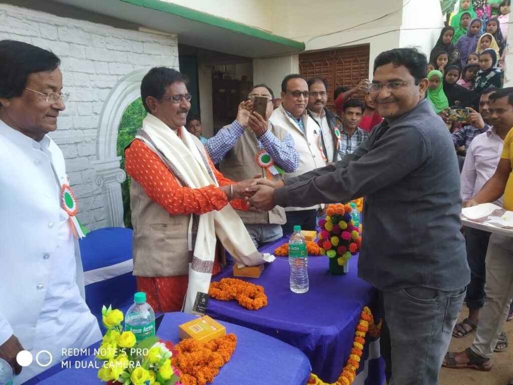 सेवानिवृत्त शिक्षक को अंग वस्त्र एवं माला पहना कर किया सम्मानित 12 img 20230213 wa00692668695714523458973