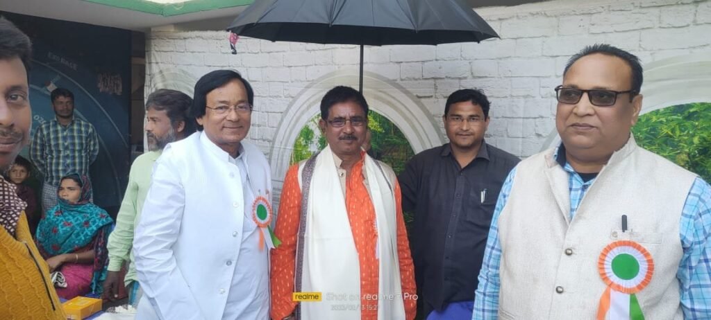 सेवानिवृत्त शिक्षक को अंग वस्त्र एवं माला पहना कर किया सम्मानित 7 img 20230213 wa00711777395287787877476