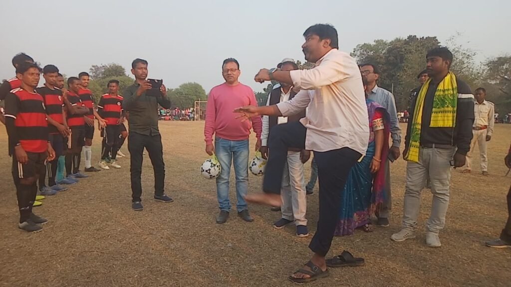 तीन दिवसीय फुटबॉल मैच का फाईनल उद्घाटन राजमहल सांसद ने फुटबॉल को किक मारकर किया 8 img 20230222 wa00564641758706330769382