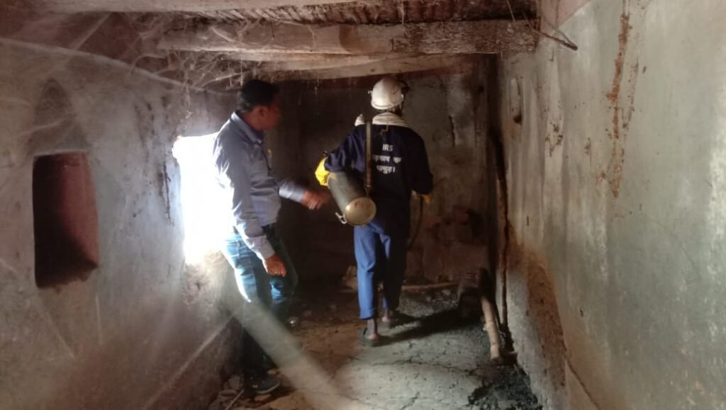 सामुदायिक स्वास्थ्य केंद्र पाकुड़िया अंतर्गत खजूरडंगाल गांव में आईआरएस कीटनाशक छिड़काव किया गया 7 IMG 20230315 WA0044