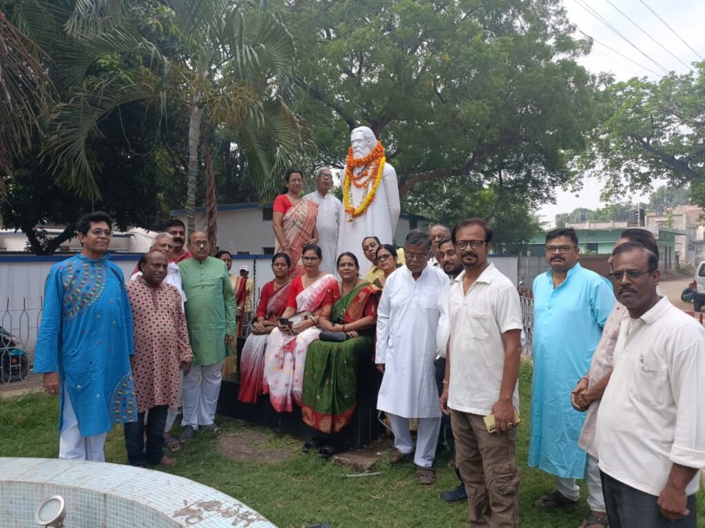 बंगाली एसोसिएशन पाकुड़ ने रविंद्र नाथ टैगोर की प्रतिमा पर श्रद्धा सुमन अर्पित किया 7 IMG 20230509 WA0060
