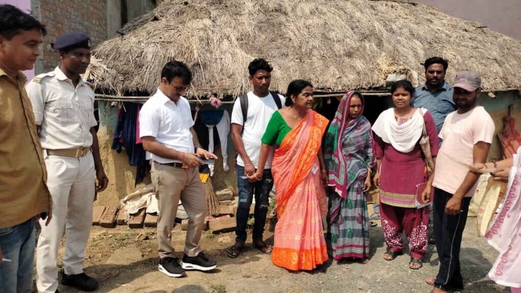 प्रधानमंत्री आवास लाभुक दिवस के अवसर पर बीडीओ ने ओन द स्पॉट अम्बेडकर आवास स्वीकृति के लिए दिया निर्देश 8 IMG 20230511 WA0039