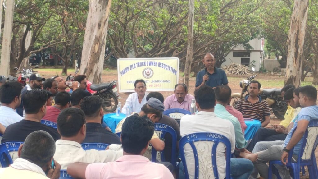 अपनी मांगों को लेकर ट्रांसपोर्टर ने कोल कंपनी के अधिकृत पदाधिकारियों से की मुलाकात 7 IMG 20230527 WA0003 1