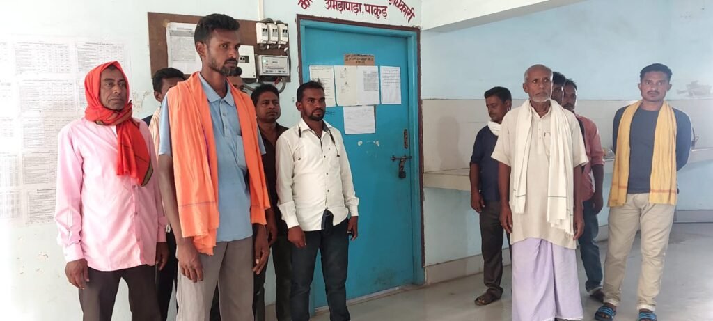 तालाब निर्माण कार्य में बरती जा रही घोर अनियमितता के विरुद्ध ग्रामीणों ने उपायुक्त को दिया लिखित आवेदन 7 IMG 20230527 WA0030