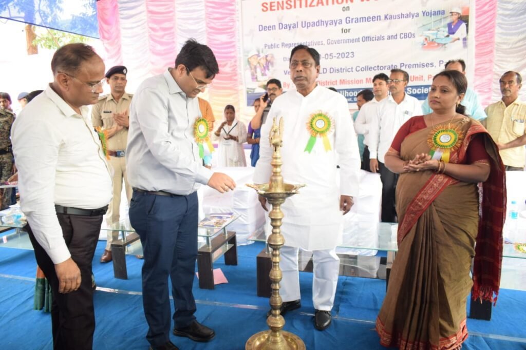 दीनदयाल उपाध्याय ग्रामीण कौशल योजना के तहत ग्रामीण विकास मंत्री की अध्यक्षता में हुआ कार्यशाला का आयोजन 11 IMG 20230530 WA0051