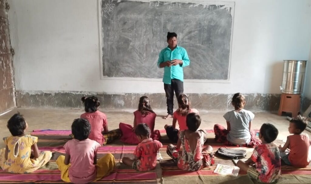पहाड़िया बच्चों को बनाया जा रहा शिक्षित, मददगार साबित हो रही झारखंड सरकार की उड़ान परियोजना 9 IMG 20230604 WA0257 1