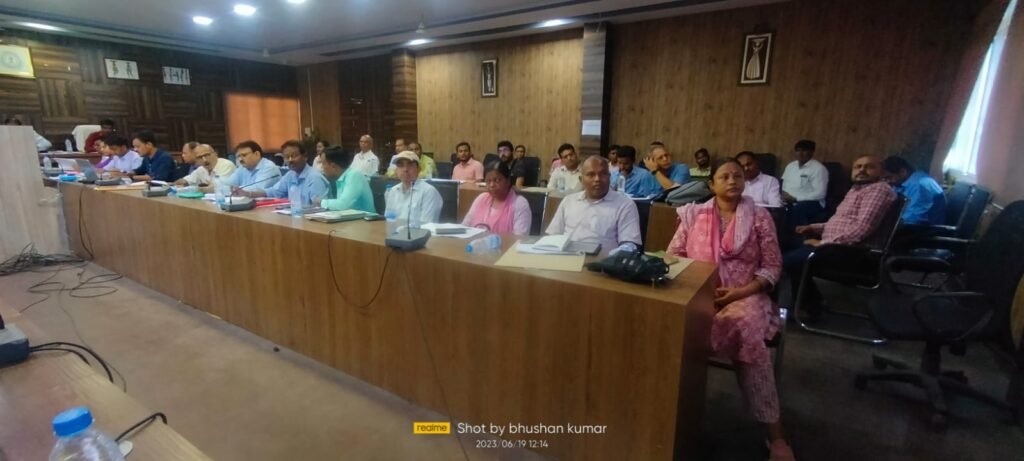 उपायुक्त वरूण रंजन ने विभिन्न योजनाओं की समीक्षा कर दिया पूर्ण करने का निर्देश 7 IMG 20230619 WA0039 1