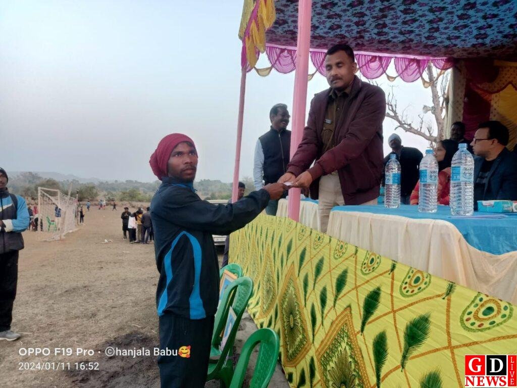 आदिवासी पुलिस परिवार क्लब के ओर से तीन दिवसीय फुटबॉल प्रतियोगिता आयोजित 7 img 20240111 wa00571170890762278715074