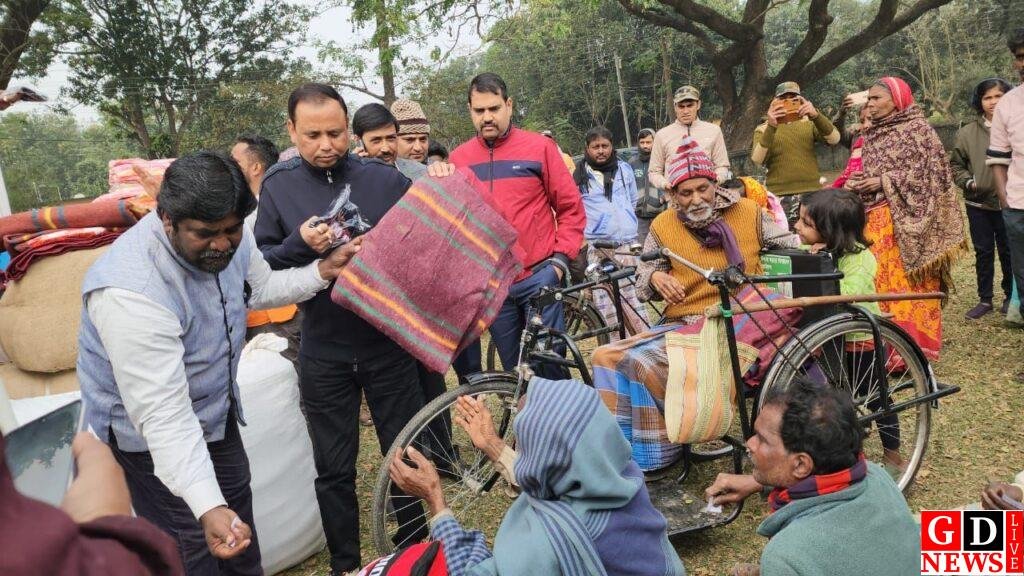 फरक्का में समाजसेवी लुत्फ़ल हक ने एक हजार गरीबों के बीच बाँटे कंबल,टोपी और चादर। 7 img 20240122 wa00428000210859835554823