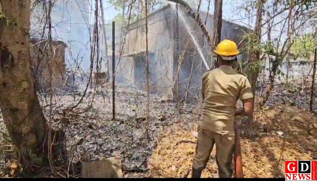 पाकुड़ में नगर थाना परिसर में लगी आग : कड़ी मशक्कत के बाद आग पर पाया गया काबू। 7 img 20240429 wa00187339533147734456657