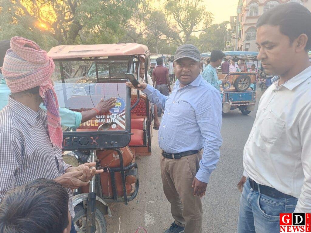 बीडीओ ने मतदान को लेकर जागरूकता अभियान चलाते हुए इंडियन गैस टंकी सहित वाहनों में चुनाव का स्टिकर लगाया। 8 img 20240505 wa00456909453634770604600