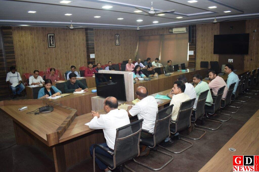 जिला निर्वाचन पदाधिकारी द्वारा गठित सभी कोषांग के नोडल पदाधिकारियों के साथ कार्यों की समीक्षा बैठक की। 7 img 20240517 wa00243789226358130895591