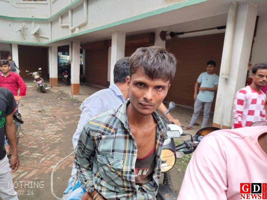 चोरी करते हुए युवक को रंगे हाथ पकड़ दुकानदार ने किया पुलिस के हवाले। 13 img 20240705 wa00431325978054562465141