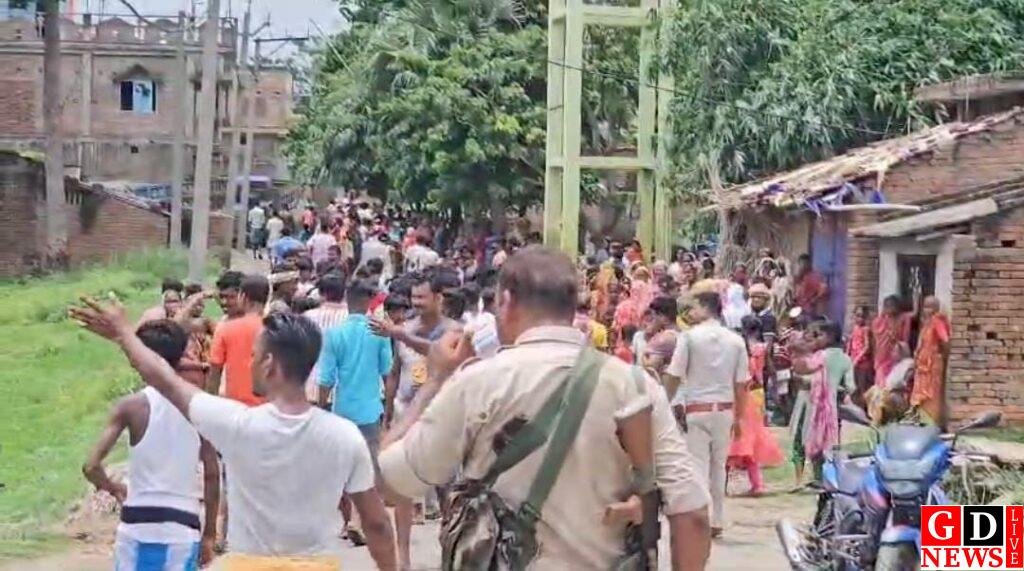 पाकुड़ हुआ धुआं धुआं, पुराने विवाद को लेकर दो गुटों के बीच बमबाजी, पुलिस कर रही कैंप 7 img 20240724 wa00551941594303816510351