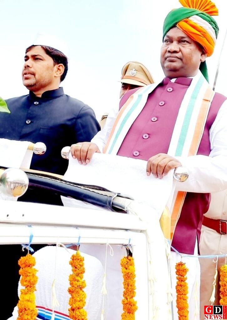 मंत्री सत्यानन्द भोगता ने फहराया तिरंगा, दी स्वतंत्रता दिवस की बधाई। 9 img 20240815 wa01038787756130425439686