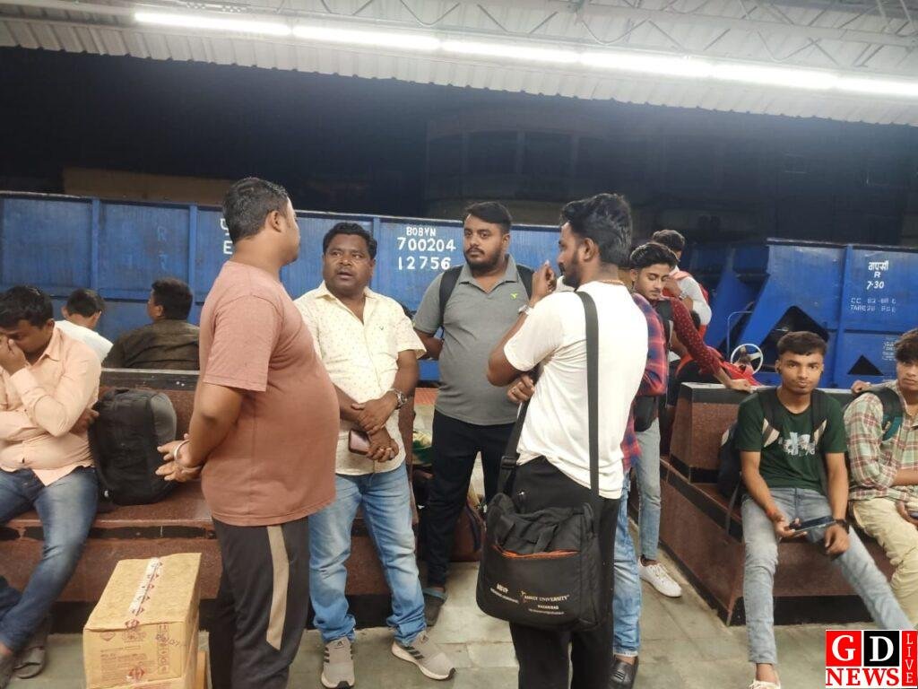 सरकार के कुशासन के खिलाफ छात्र गर्जना कार्यक्रम के तहत विद्यार्थी परिषद के कार्यकर्ताओं ने कूच किया रांची 7 image editor output image 1167479916 17264079858493041263871084071650