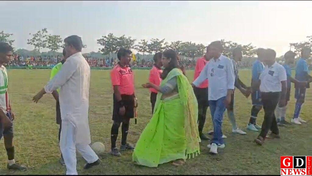 महेशपुर में दो दिवसीय फुटबॉल टूर्नामेंट का आयोजन हुआ, मुख्य अतिथि उपासना मरांडी ने मैच का लुफ्त उठाया। 7 img 20240918 wa00063762334761925782432