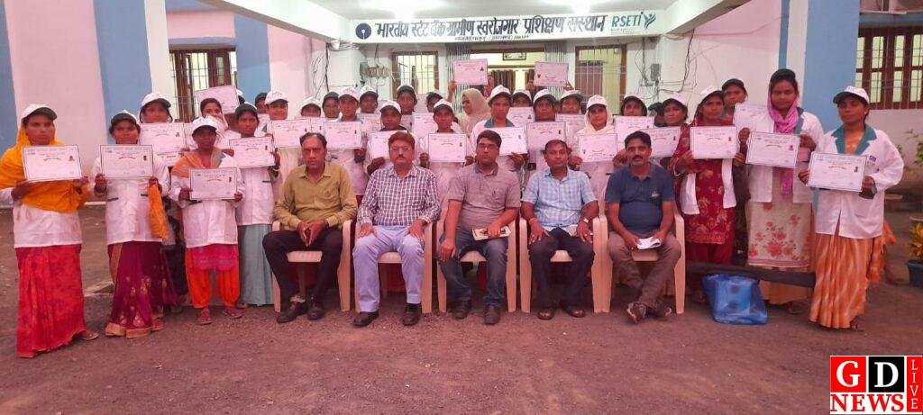 वित्तीय साक्षरता प्रशिक्षण कार्यक्रम सम्पन्न, 32 सखी मंडल दीदियों को मिला प्रमाण पत्र। 7 img 20240923 wa00188333645340808919935