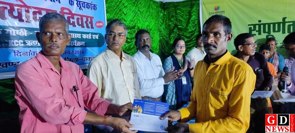 142 किसानों के बीच मृदा स्वास्थ कार्ड एवं 15 केसीसी ऋण पासबुक का किया गया वितरण 7 img 20240925 wa00301381171584274492702