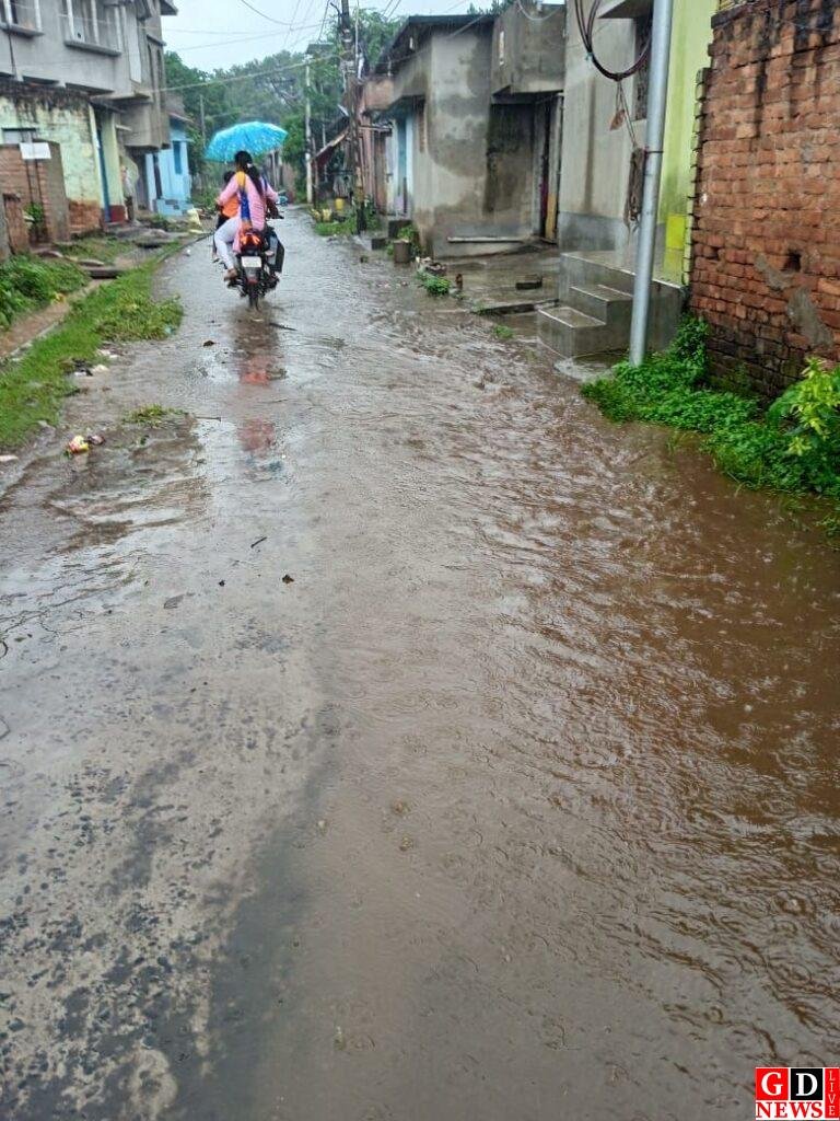 आकाश से बरसते और नाले में बहते जल से परेशान नगर वासी 7 img 20240926 wa0024903693527932906505