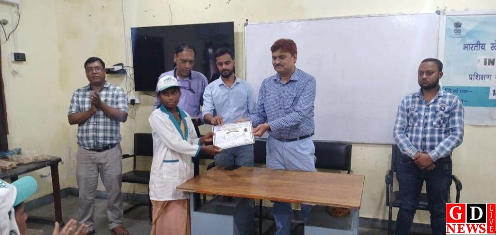 आरसेटी द्वारा आयोजित अचार, पापड़ और मसाला पाउडर निर्माण प्रशिक्षण कार्यक्रम का समापन। 7 img 20240927 wa00466153016784699585337