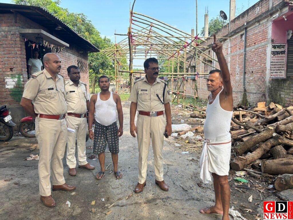 दुर्गा पूजा की तैयारियों का निरक्षण करने पहुंचे पुलिस निरीक्षक,थाना क्षेत्र में शांति बहाल रहे दिया संदेश। 7 img 20240928 wa00185588887412172581081