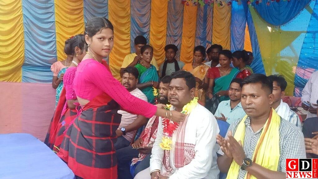 बड़ाबास्को में फुटबॉल प्रतियोगिता के फाइनल में पहुंचे भाजपा नेता बाबूधन मुर्मू 9 img 20240928 wa00353938118288509449375