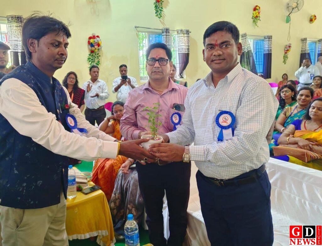 झारखंड पब्लिक स्कूल वेलफेयर एसोसिएशन के बैनर तले जैनामोड़ में सजा शिक्षक-सम्मान समारोह का महामंच 7 img 20240929 wa0050790146553998943861