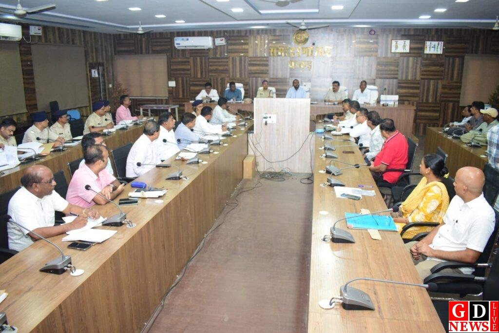 दुर्गापूजा के अवसर पर विधि-व्यवस्था संधारण के मद्देनजर उपायुक्त एवं पुलिस अधीक्षक ने शांति समिति की बैठक कर दिए आवश्यक निर्देश। 7 img 20240930 wa00132191082310070966678