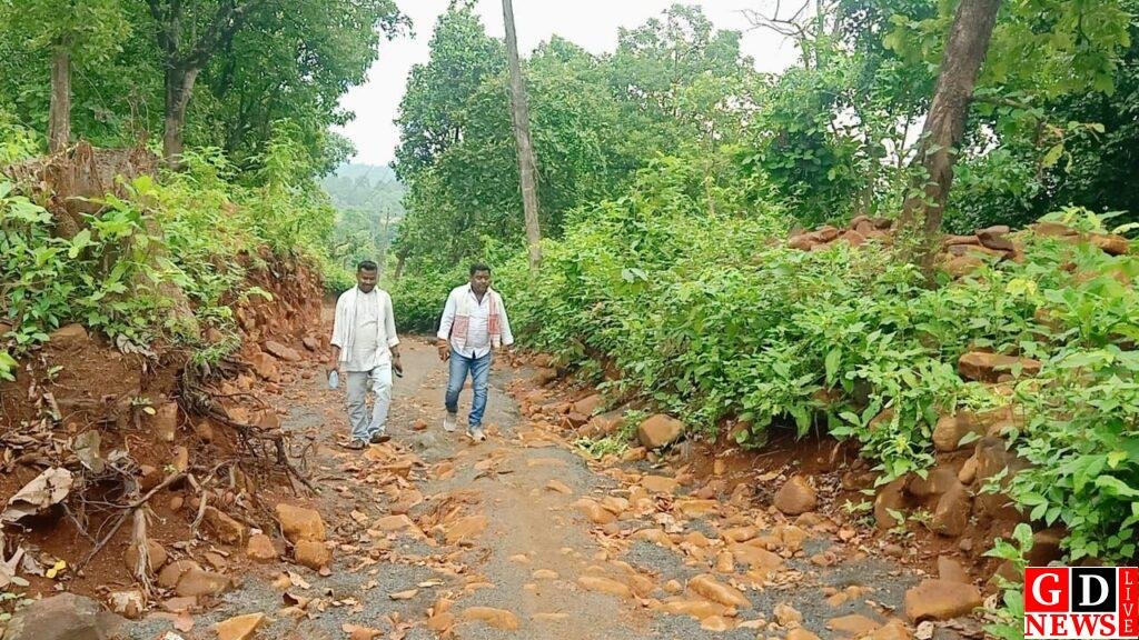 300 परिवार, ना सड़क ना पानी: विकास की पोल खोलते भाजपा नेता बाबूधन मुर्मु। 7 image editor output image651610774 17279580487098554295738903143952