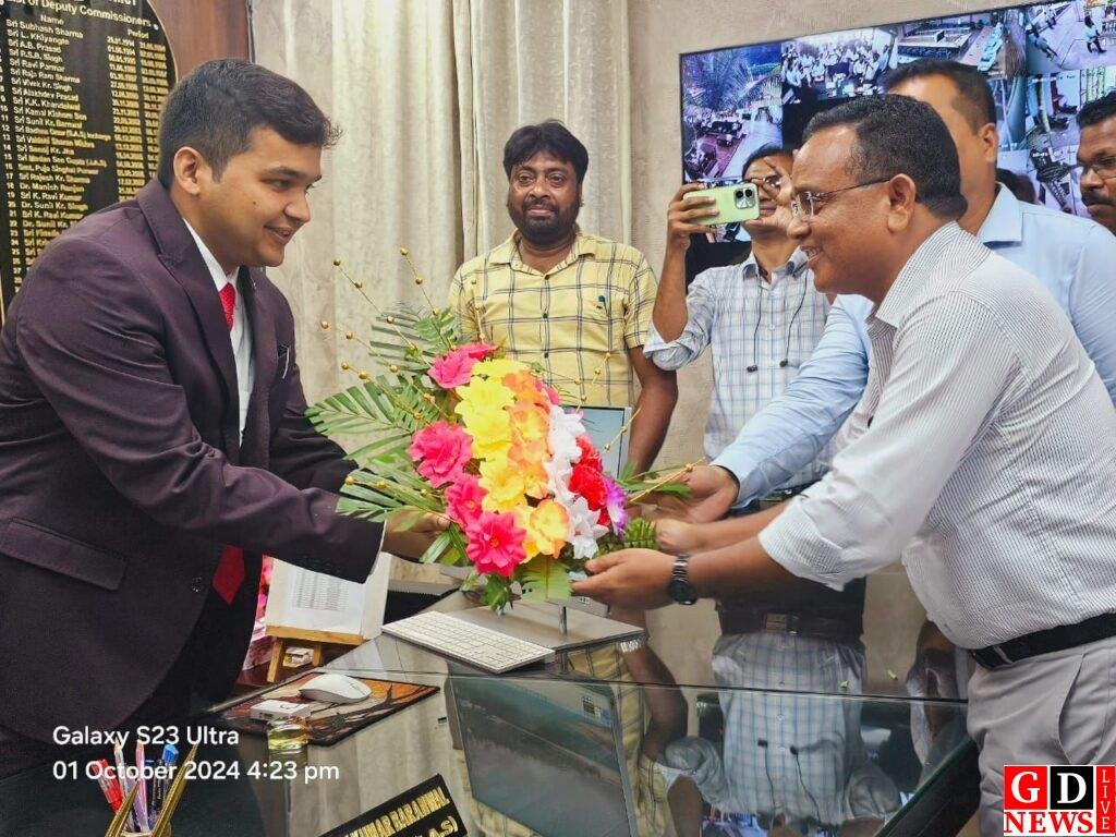 उपायुक्त मनीष कुमार ने किया पाकुड़ जिले के 32 वें उपायुक्त के रूप में योगदान 8 img 20241001 wa00095751002058023366429