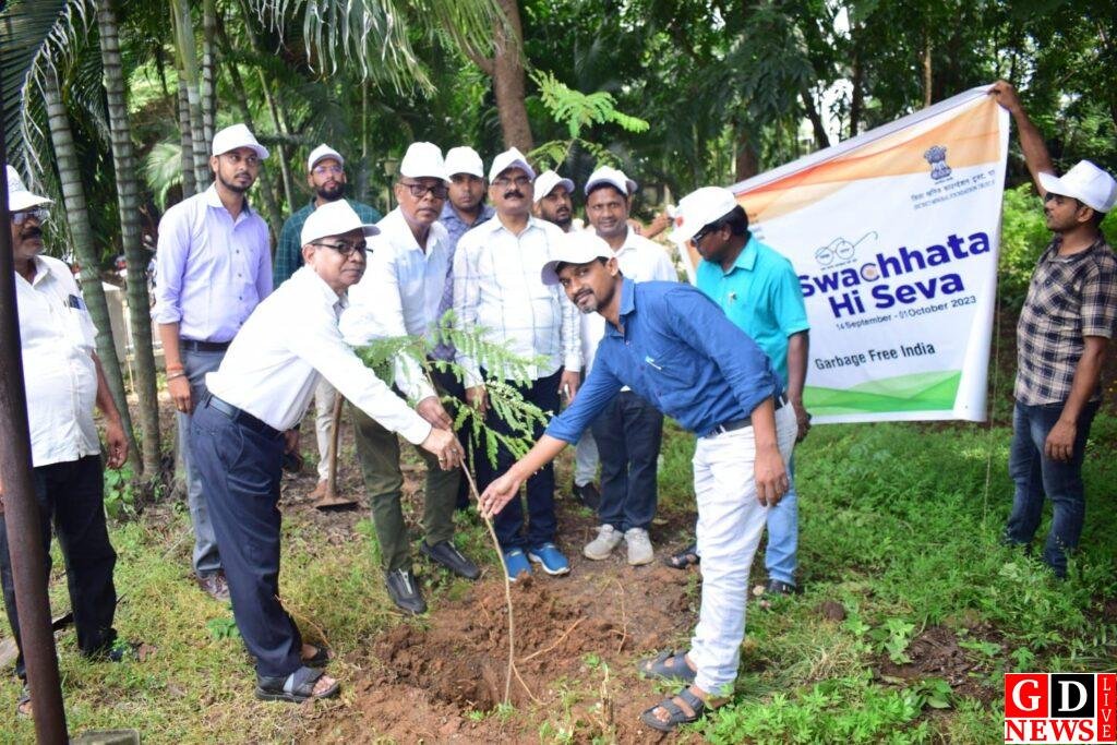 स्वच्छता ही सेवा अभियान के तहत समाहरणालय में किया गया श्रमदान। 7 img 20241001 wa00196551038393862239406