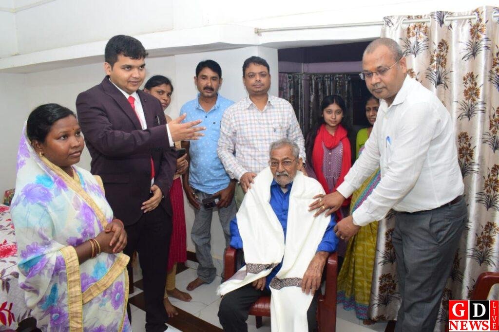 जिला निर्वाचन पदाधिकारी सह उपायुक्त ने 85 वर्ष से अधिक उम्र के मतदाताओं को किया सम्मानित। 7 img 20241001 wa0043204792450822791851