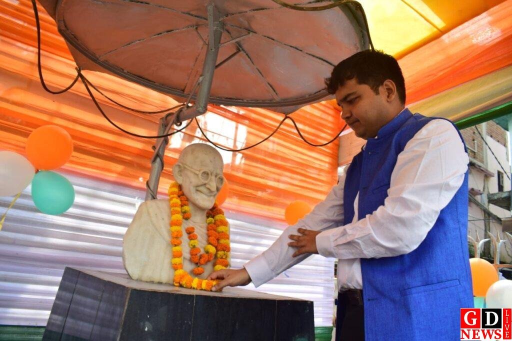 गांधी जयंती के अवसर पर डीसी -एसपी ने महात्मा गांधी के प्रतिमा पर किया माल्यार्पण 7 img 20241002 wa00168724720130607661691