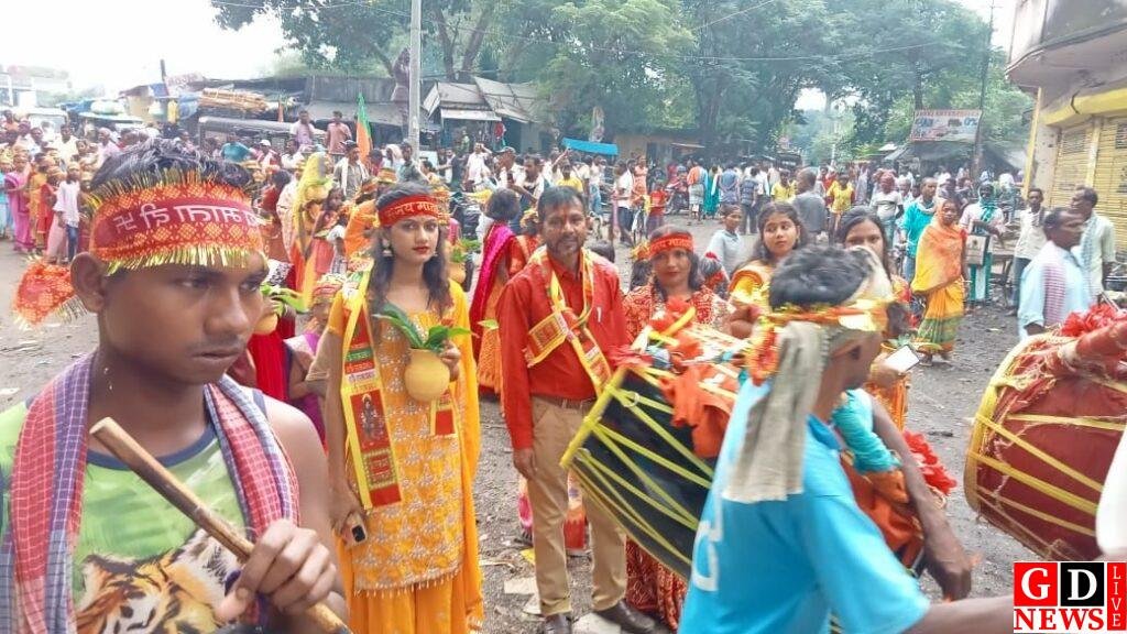 पाकुड़ के हिरणपुर में भव्य कलश यात्रा के साथ नवरात्र शुरू 7 img 20241003 wa00274177433603680339706