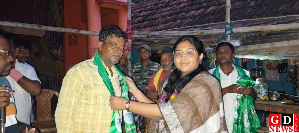 विधायक ने पाकुडिया प्रखंड के विभिन्न गाँवों मे चलाया जनसंपर्क अभियान 7 img 20241003 wa0040697537992517509856