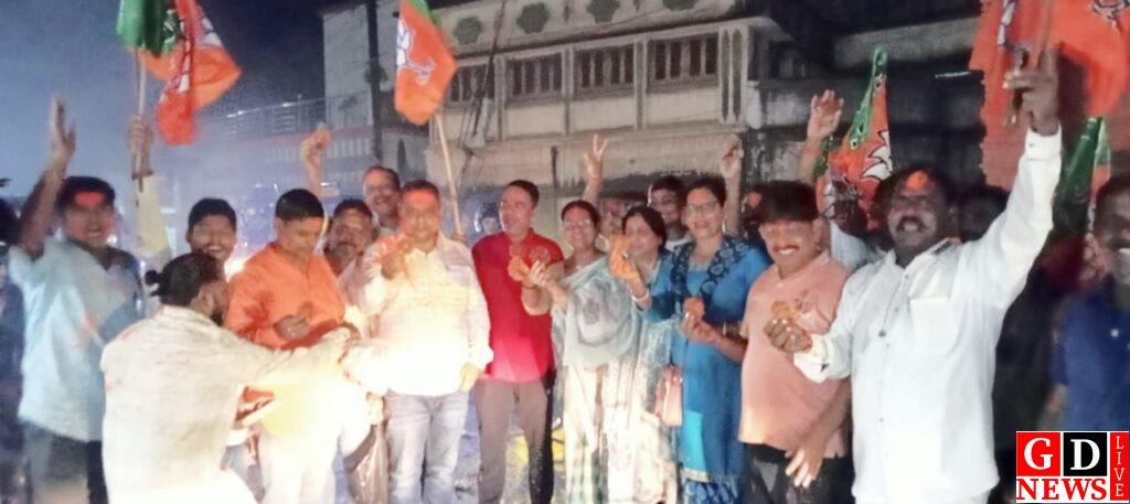 हरियाणा एवं जम्मू के जीत पर भाजपा खेमे में खुशी की लहर, बांटी मिठाई लगाई गुलाल। 7 img 20241009 wa0017684734426052693172