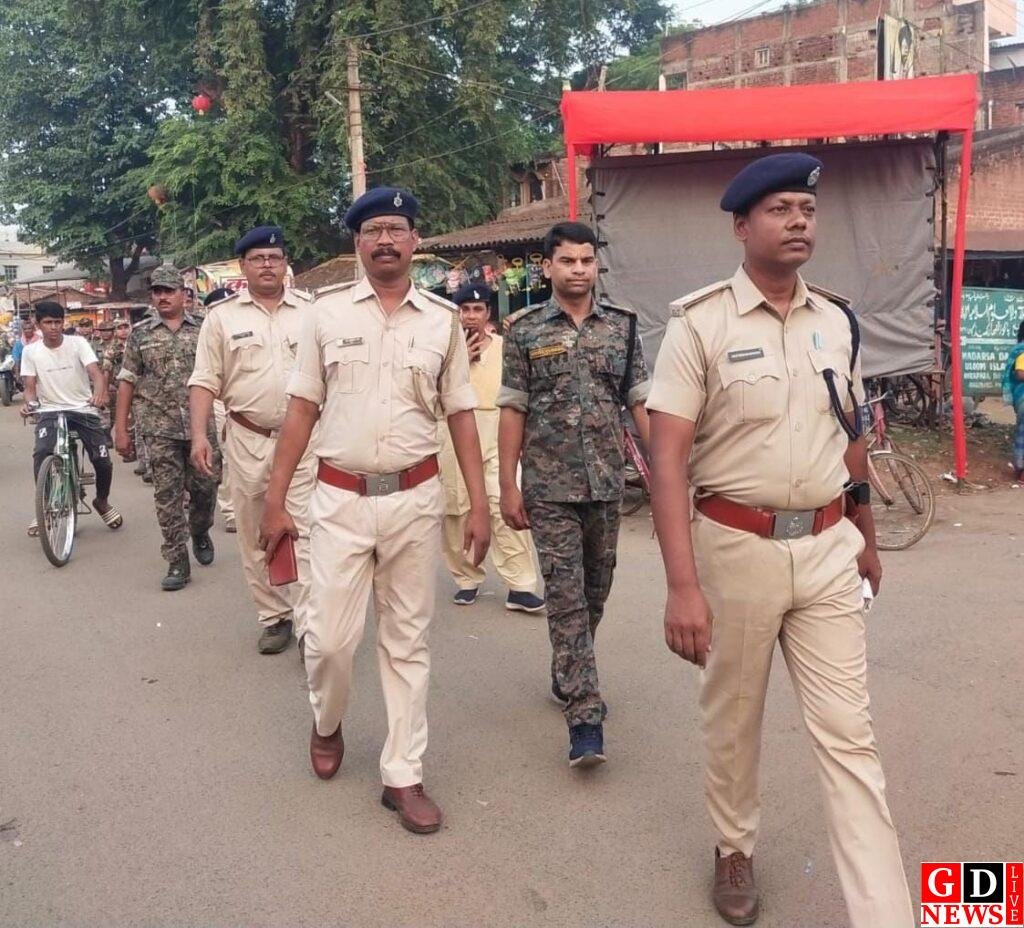 दुर्गा पूजा के अवसर पर शांति और सुरक्षा के लिए पुलिस ने किया फ्लैग मार्च 7 img 20241010 wa00346375482960130870418