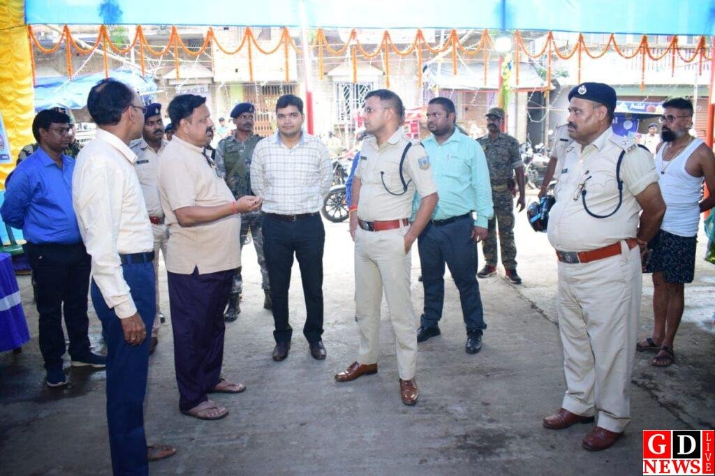 डीसी-एसपी ने बुलेट में घूमकर पूजा पंडालों का किया निरीक्षण, सुरक्षा व्यवस्था का लिया जायजा। 7 img 20241010 wa00587973415691563803682
