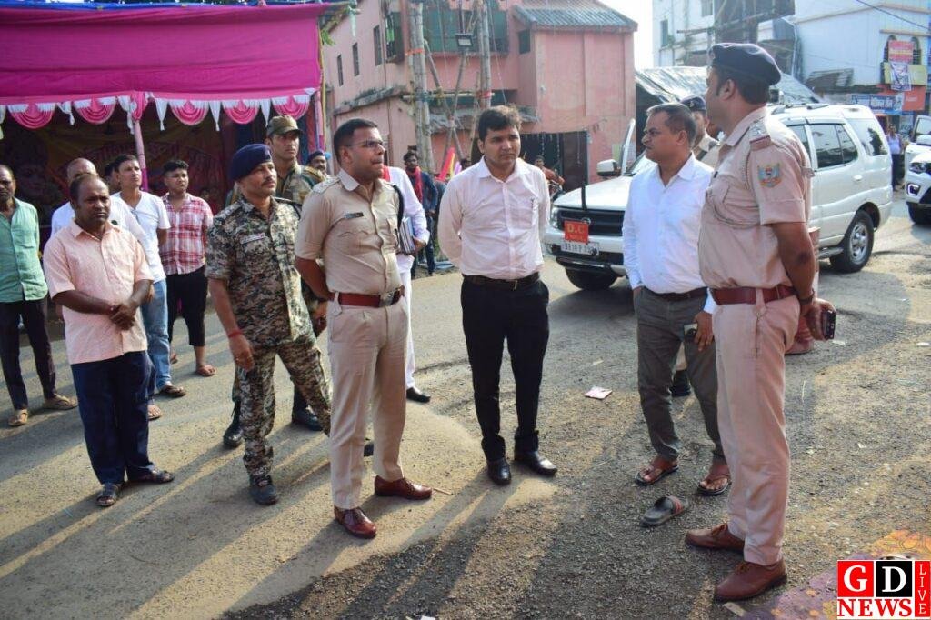 डीसी व एसपी ने सभी प्रखंडों के विभिन्न दुर्गापूजा पंडालों का लिया जायजा। 7 img 20241011 wa00297238483538608670394