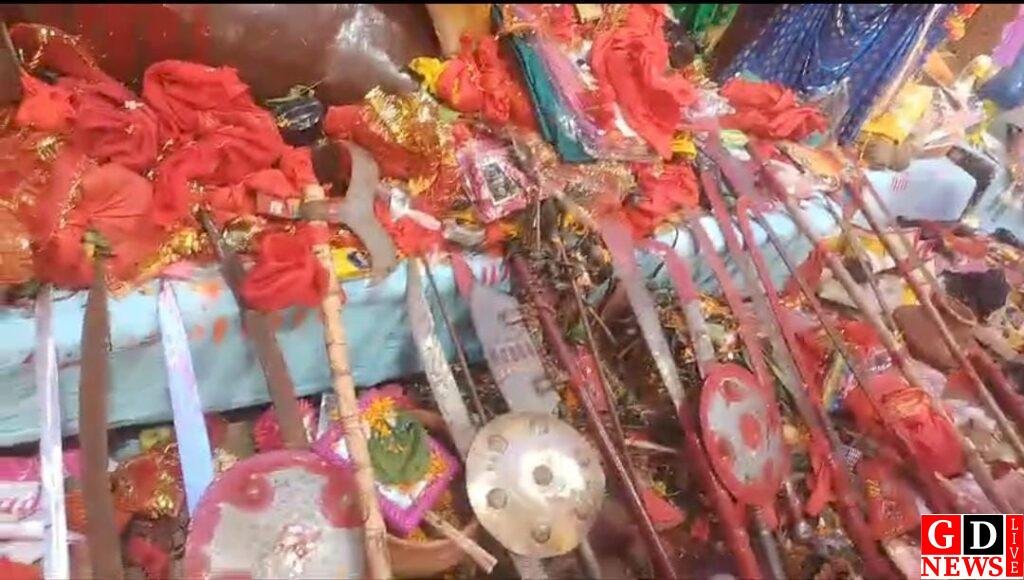 विजयादशमी के अवसर पर वैदिक मंत्रोच्चार के बीच संपन्न हुई शस्त्र पूजा। 7 img 20241012 wa00332947257980508282440