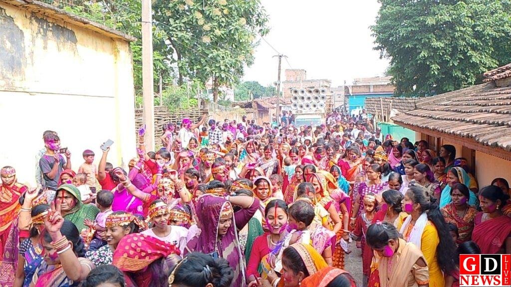 सिंदूर खेला और भव्य विसर्जन जुलूस के साथ मां दुर्गा को दी गई भावभीनी विदाई 7 img 20241014 wa00312384076876857975462