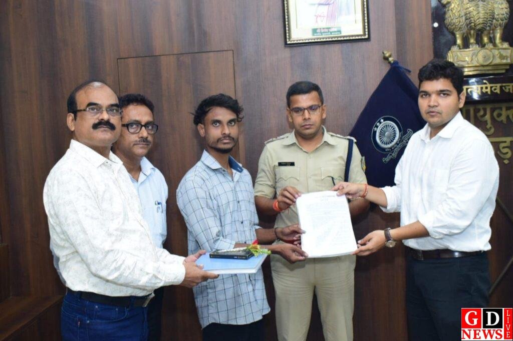 उपायुक्त व पुलिस अधीक्षक ने अनुकम्पा समिति के निर्णय पर 12 लोगों के बीच बांटा नियुक्ति पत्र, कहा अनुशासित होकर करें काम। 13 img 20241015 wa00168941844338792878789