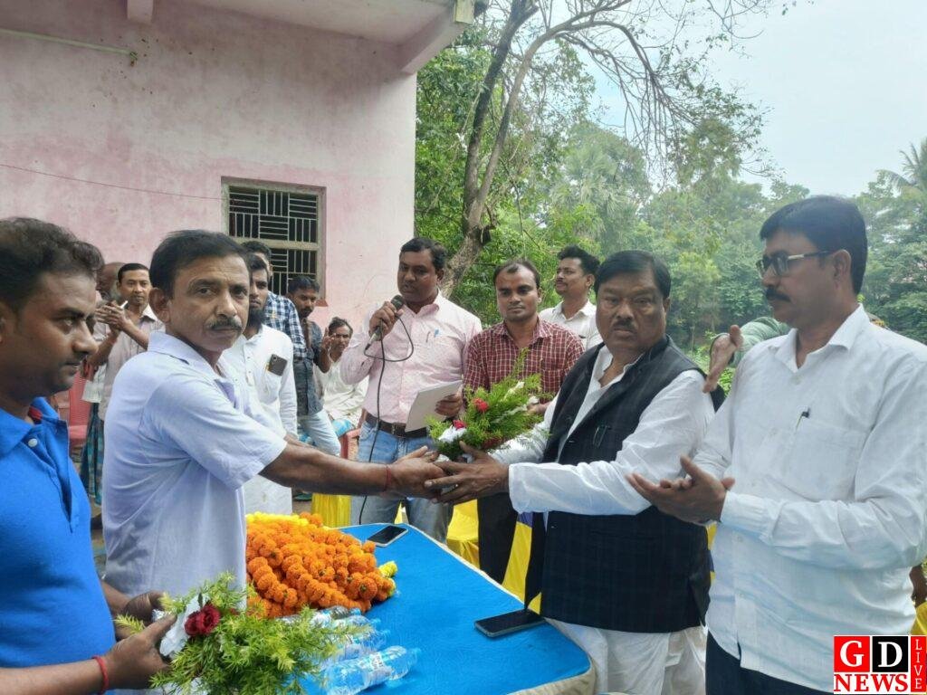 सैकड़ो भाजपा कार्यकर्ता ने थामा विधायक के समक्ष झामुमो का दामन। 8 img 20241027 wa00228467265836180362603