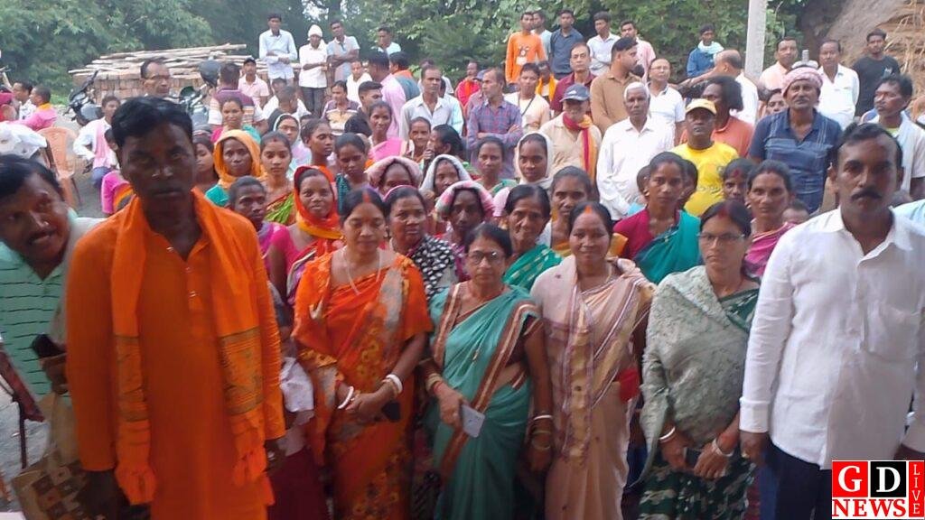 भाजपा चुनाव कार्यालय का उद्घाटन, सांसद खगेन मुर्मू ने कार्यकर्ताओं से की अपील, "तन-मन-धन से जुटें विकास के लिए। 7 img 20241102 wa0049359995123587396403