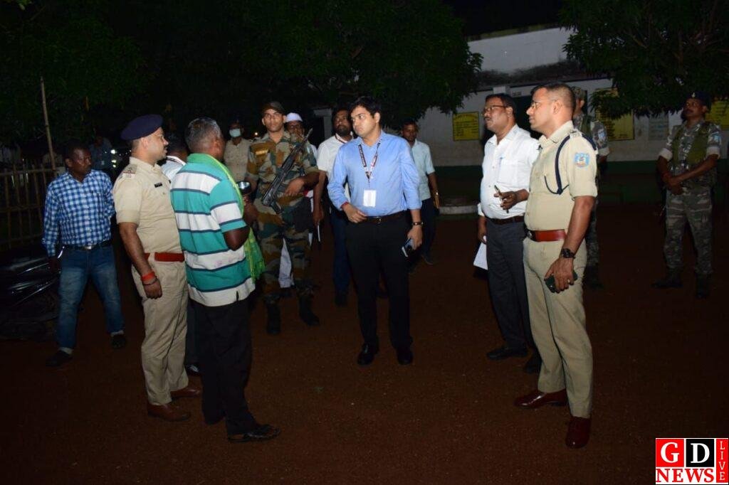 जिला निर्वाचन पदाधिकारी व पुलिस अधीक्षक ने किया मतदान केंद्रों का किया निरीक्षण। 7 img 20241105 wa00305290599944386308648