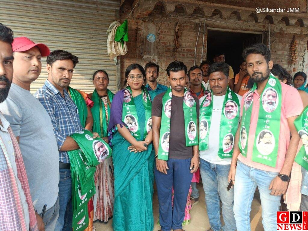 मतदान में महिलाओं की भागीदारी को लेकर युवा नेत्री उपासना मरांडी ने ग्रामीण क्षेत्रों का दौरा कर किया जनसंपर्क। 7 img 20241106 wa00657997640734084881924